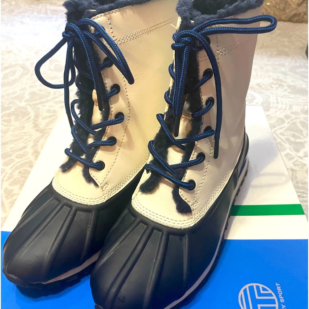 Tory Burch Ski boot in White and Navy Size 6